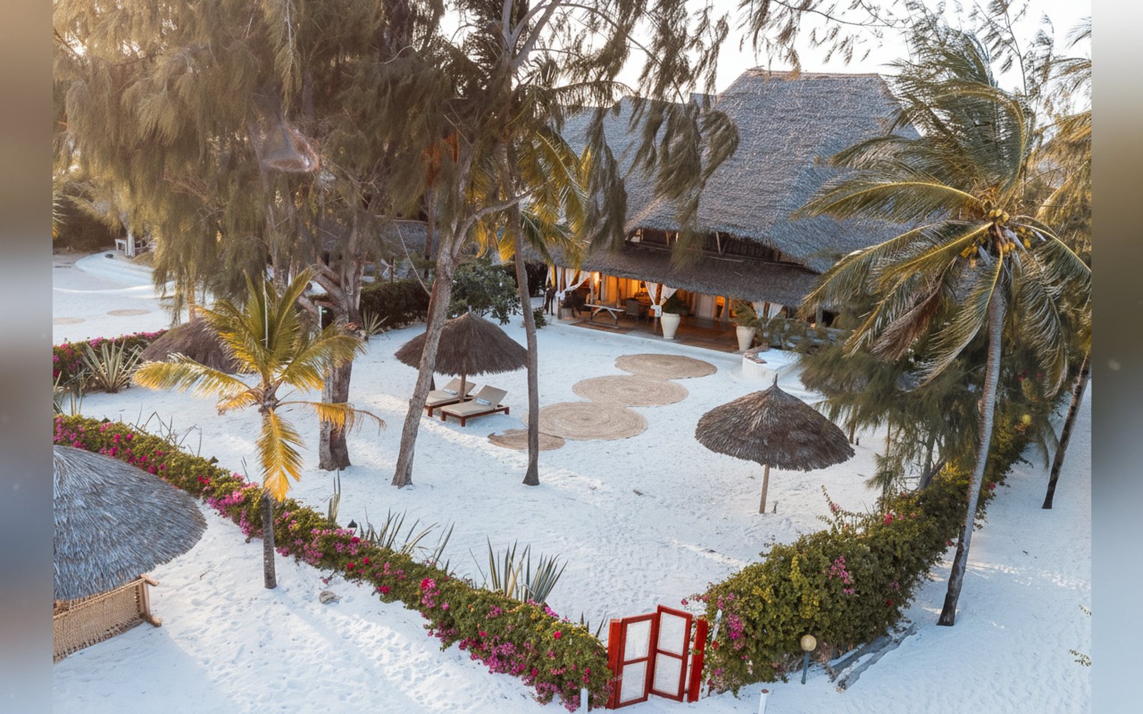 Nuru Luxury Villa, la villa fra le palme vista dalla spiaggia