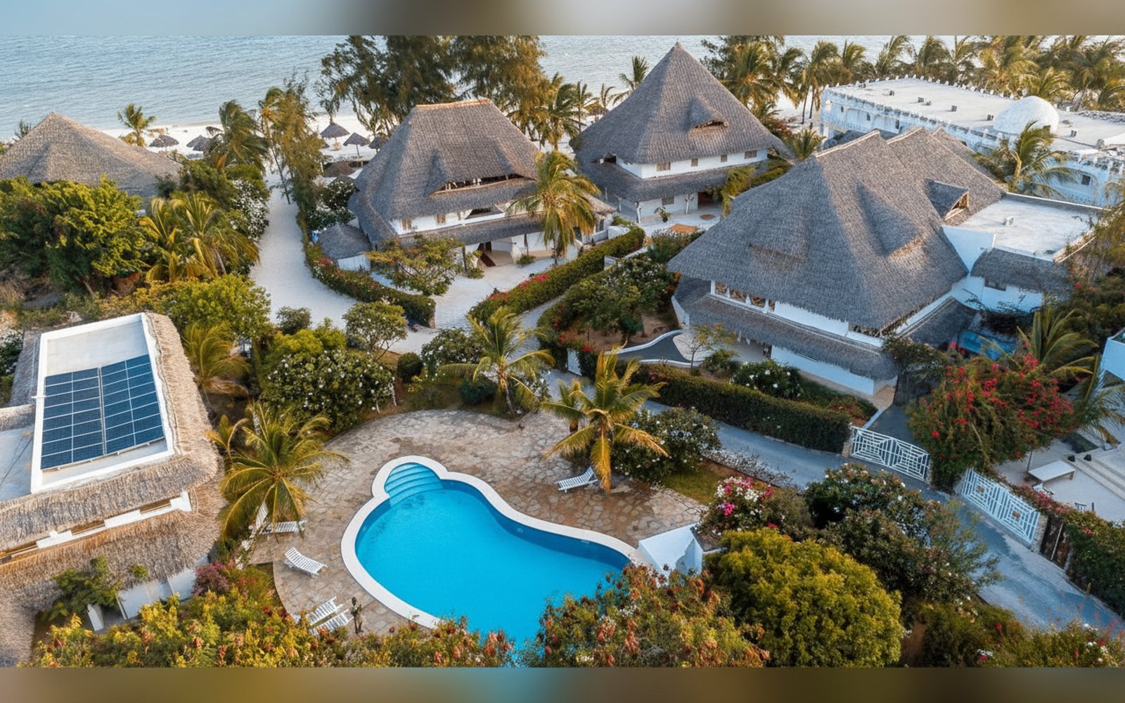 Nuru Luxury Villa, la piscina ad acqua salata e il giardino visti dall'alto