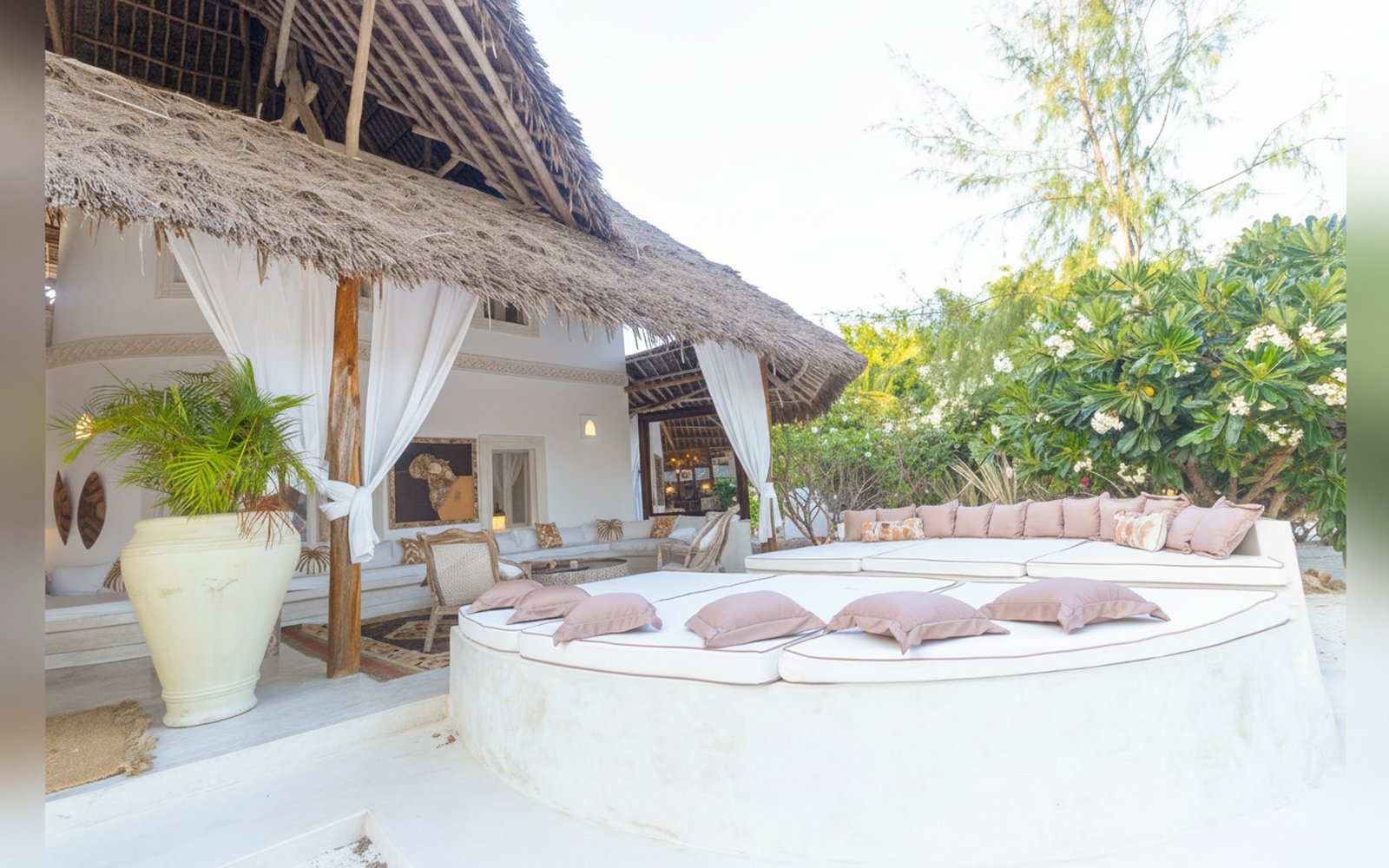 Nuru Luxury Villa, il salotto esterno sulla sabbia bianca