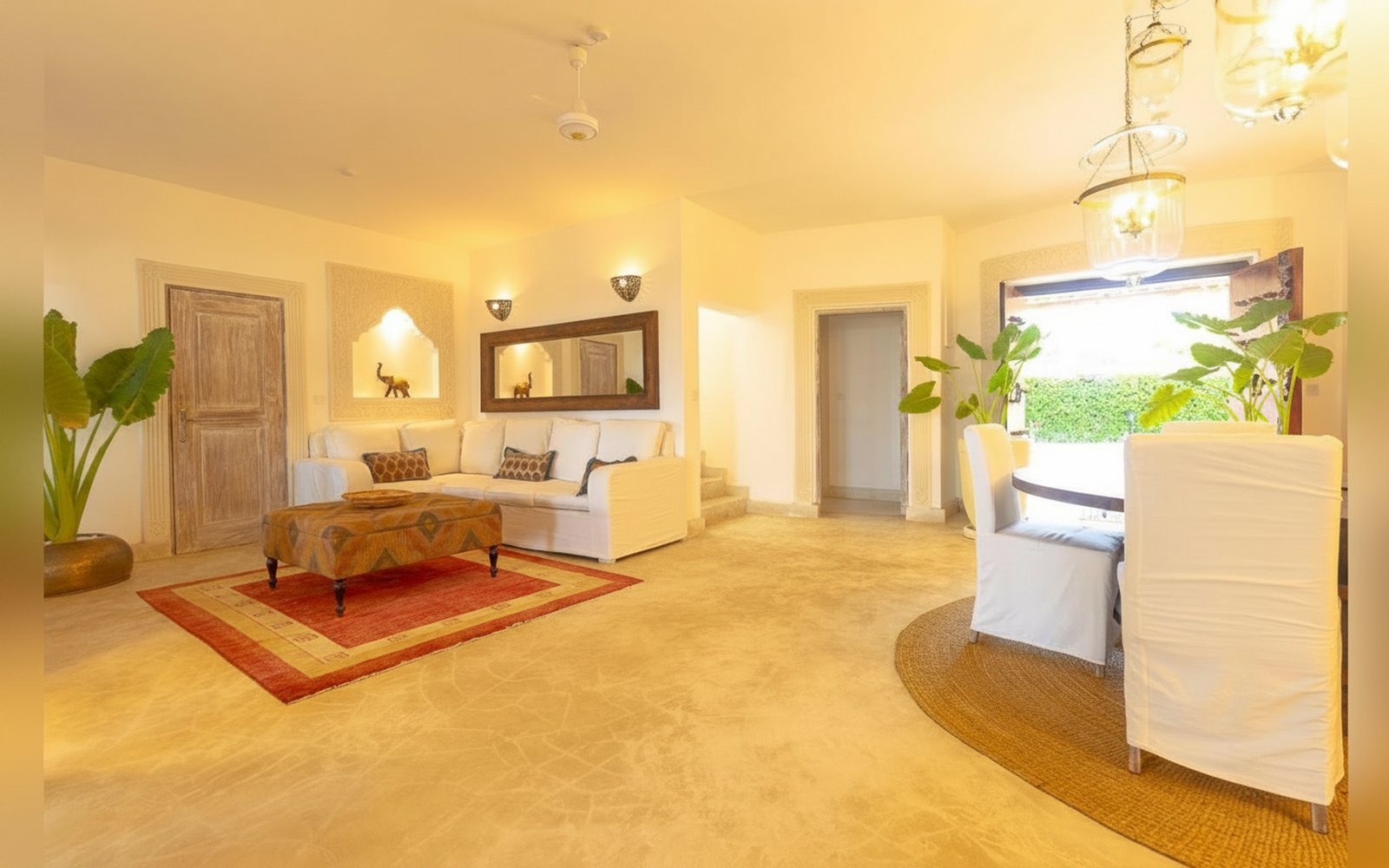 Nuru Luxury Villa, la sala con vista sul giardino