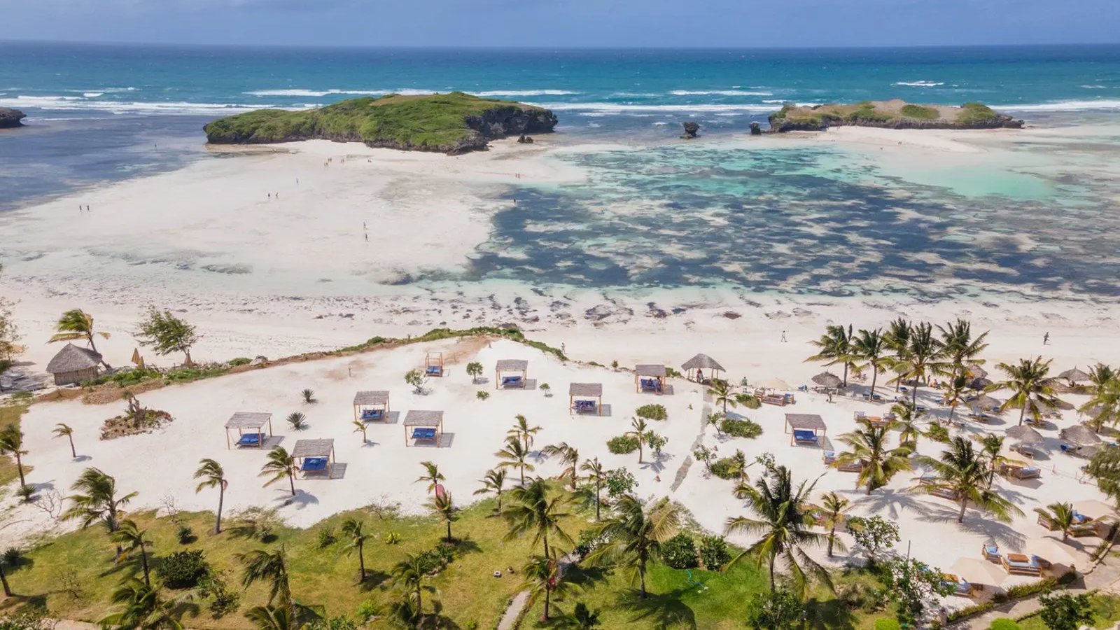 La spiaggia di Watamu con ombrelloni e lettini davanti all'oceano