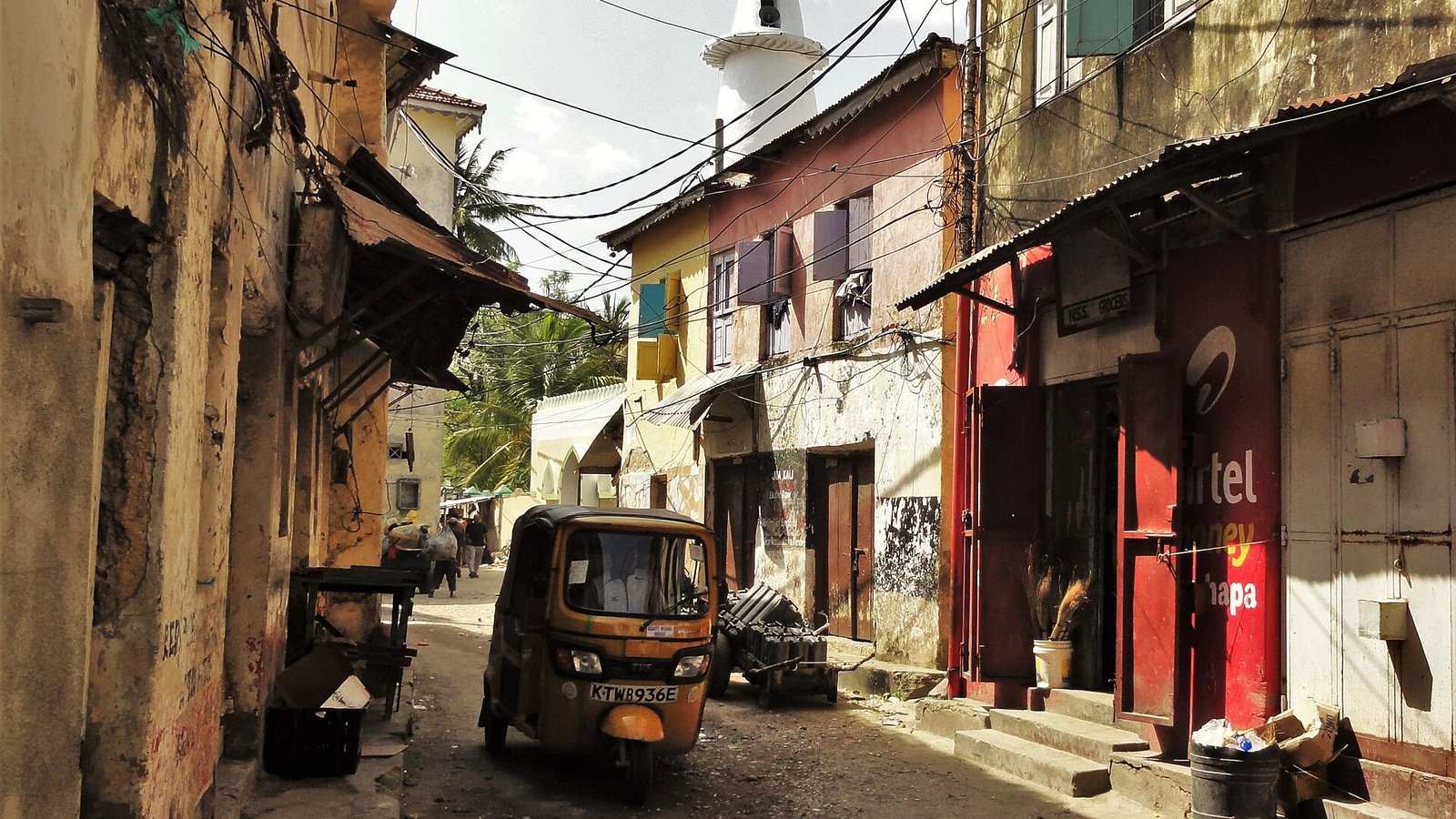 Un tuk-tuk parcheggiato in una via stretta della citta' vecchia di Mombasa